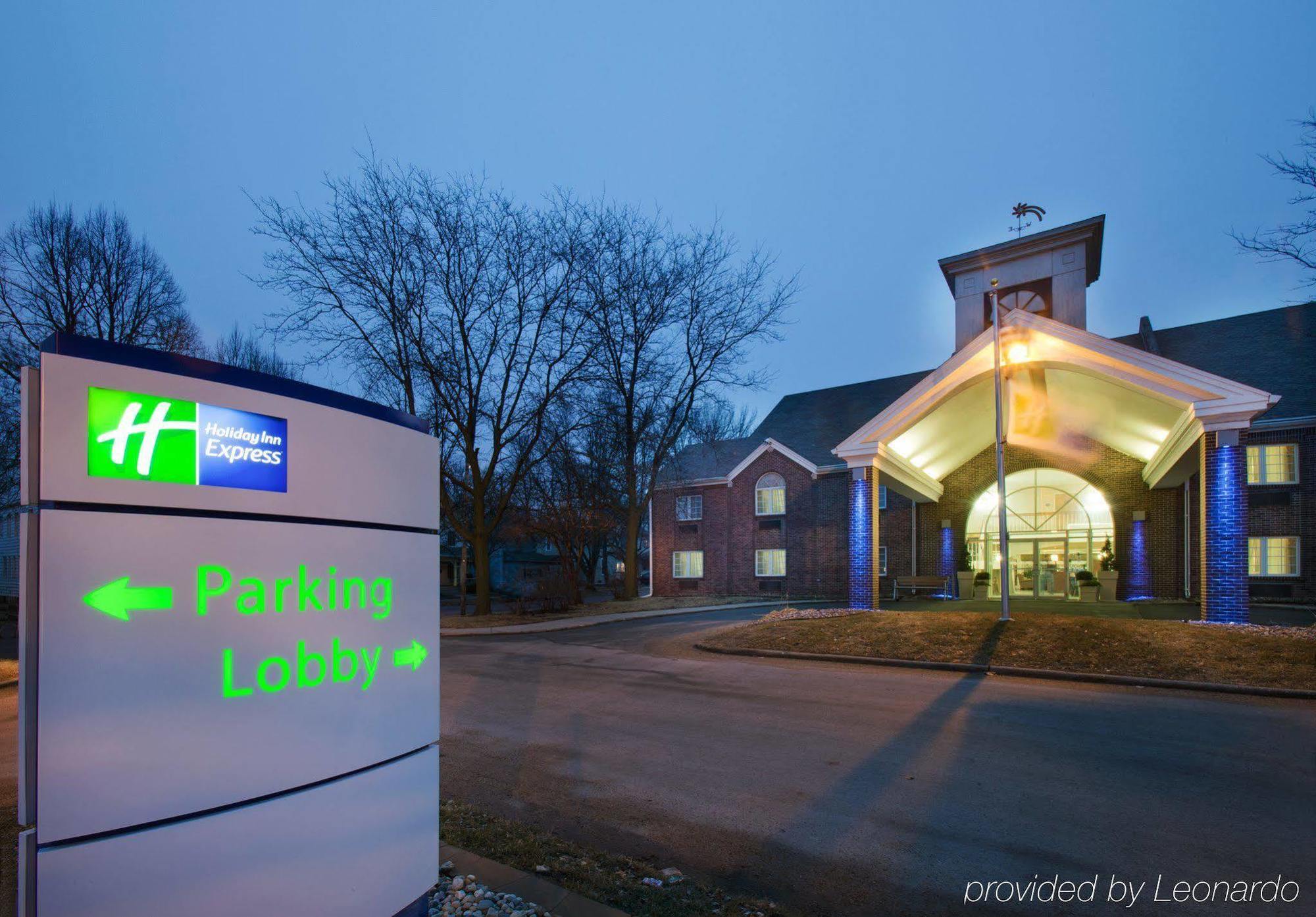 Holiday Inn Express Des Moines-At Drake University, An Ihg Hotel المظهر الخارجي الصورة