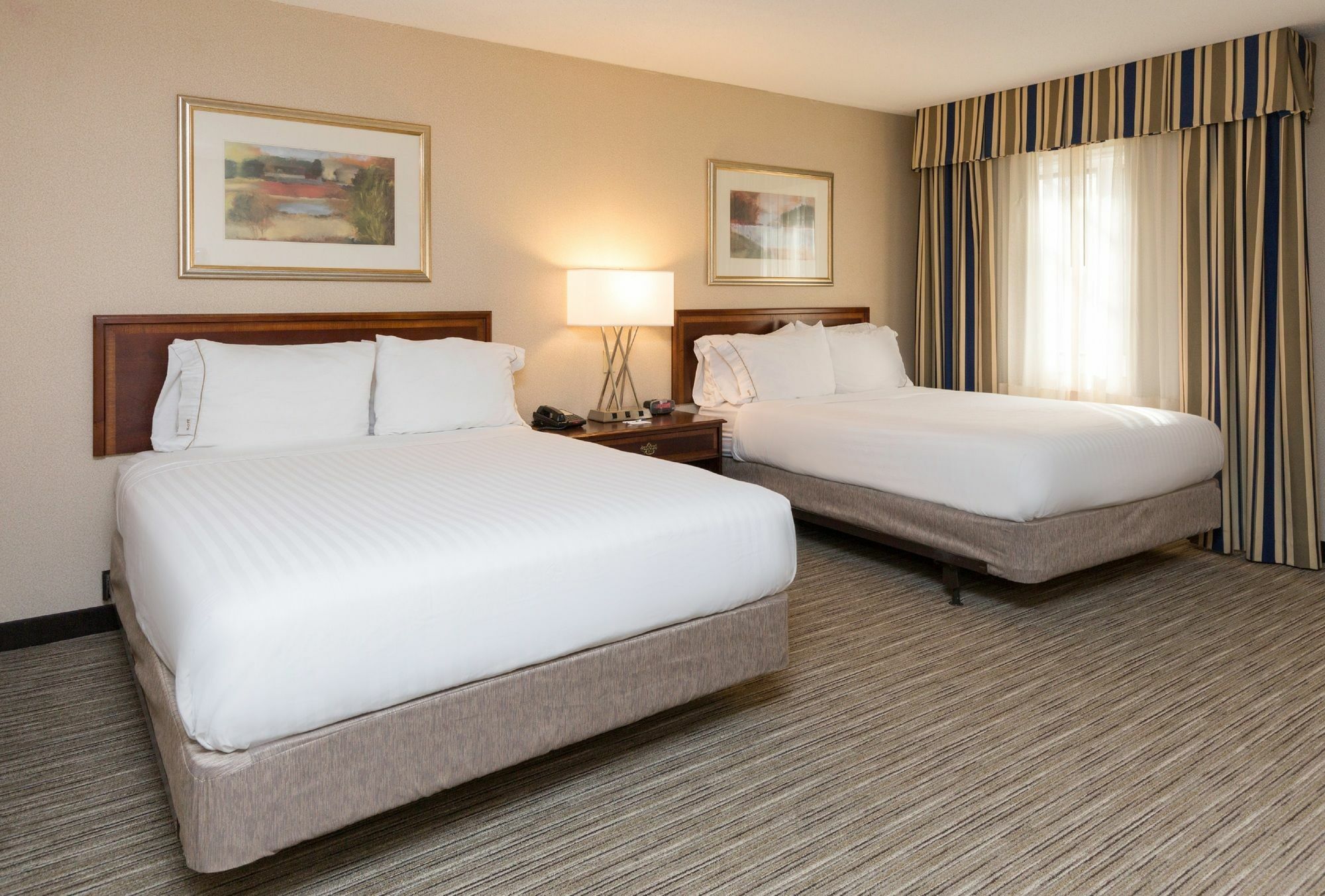 Holiday Inn Express Des Moines-At Drake University, An Ihg Hotel المظهر الخارجي الصورة