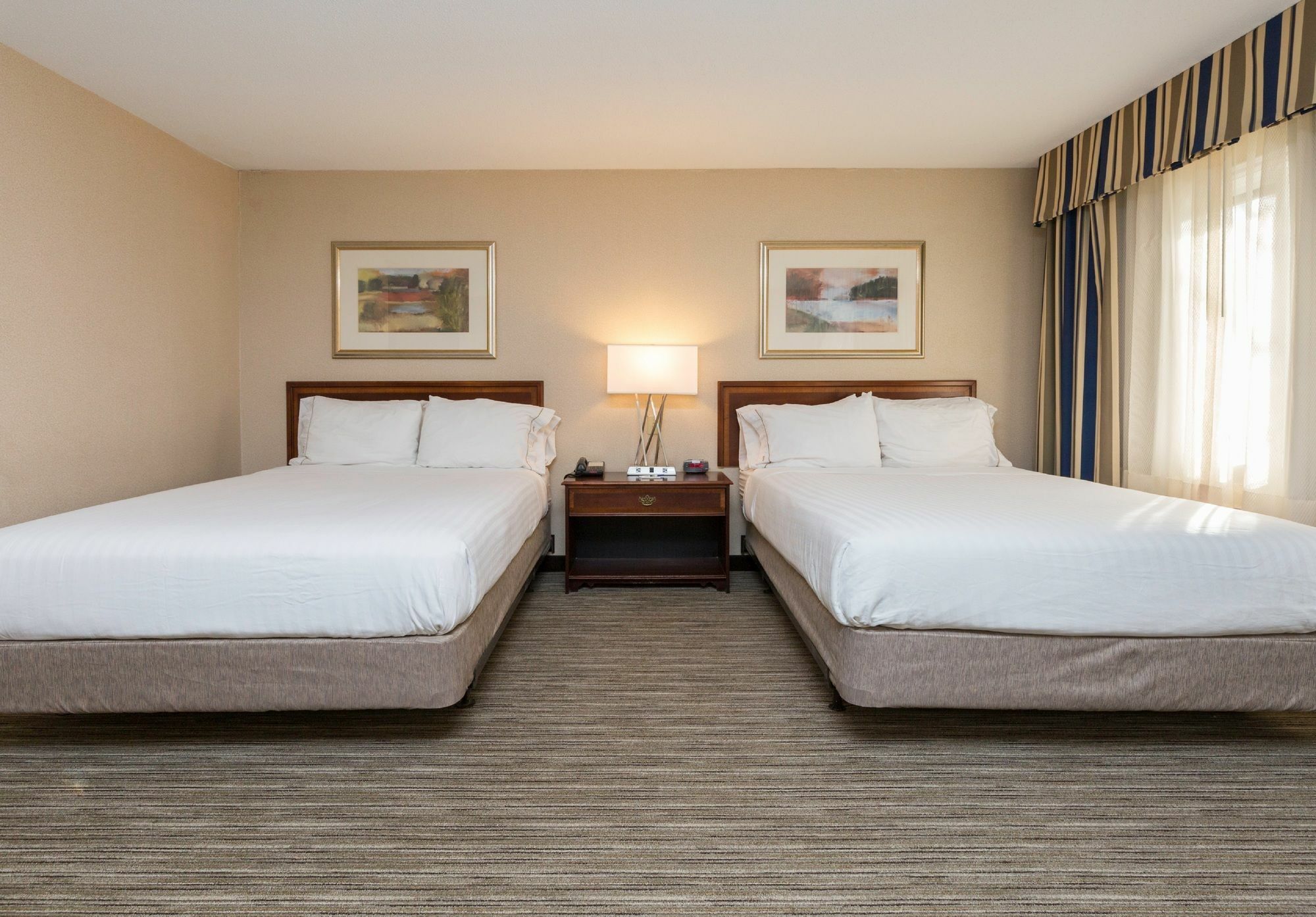 Holiday Inn Express Des Moines-At Drake University, An Ihg Hotel المظهر الخارجي الصورة