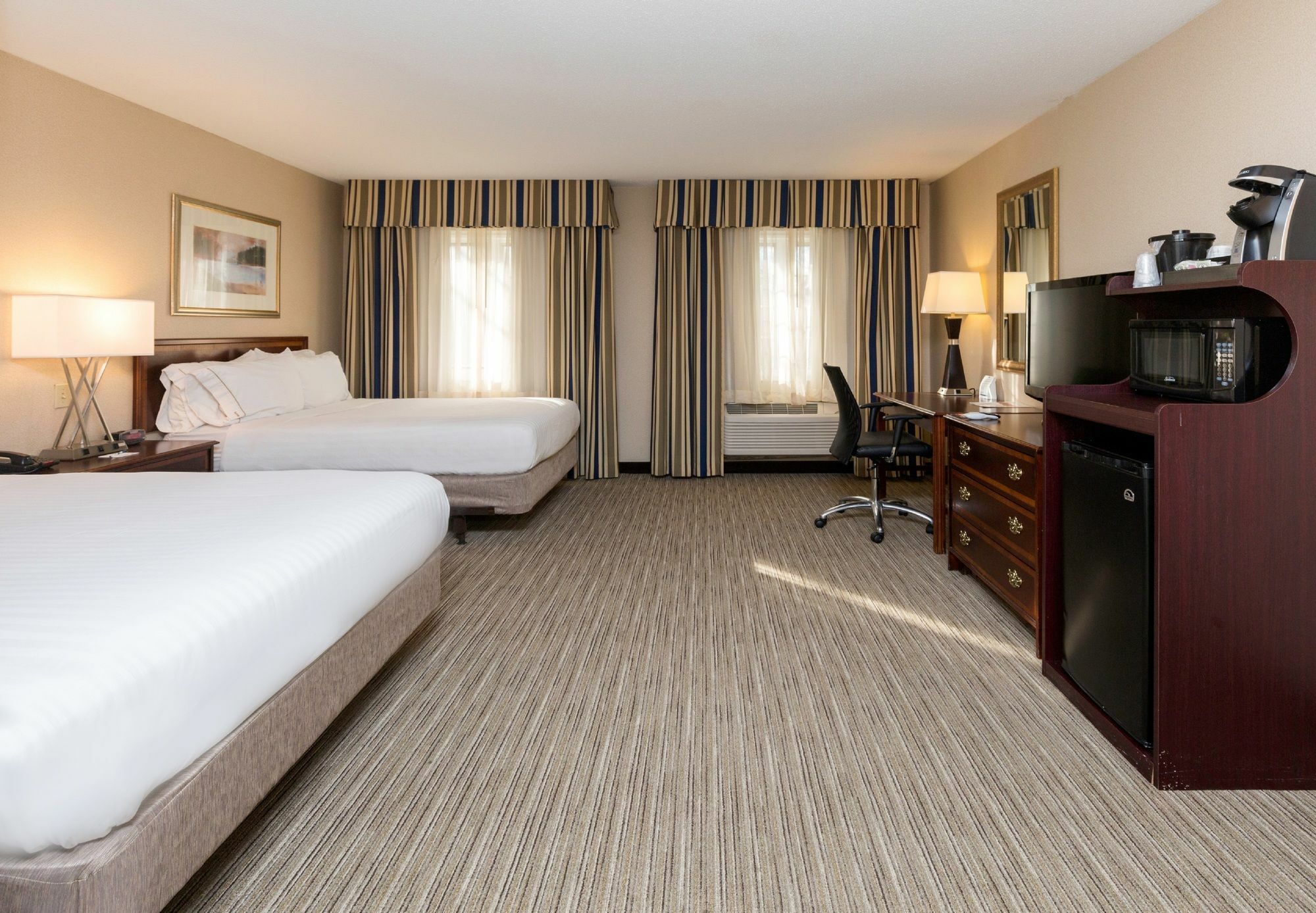 Holiday Inn Express Des Moines-At Drake University, An Ihg Hotel المظهر الخارجي الصورة