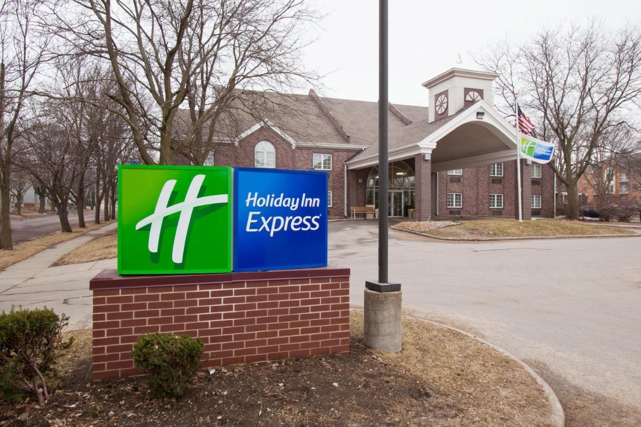 Holiday Inn Express Des Moines-At Drake University, An Ihg Hotel المظهر الخارجي الصورة