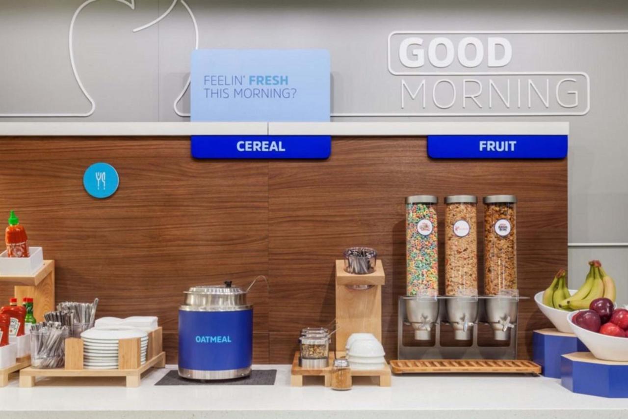 Holiday Inn Express Des Moines-At Drake University, An Ihg Hotel المظهر الخارجي الصورة