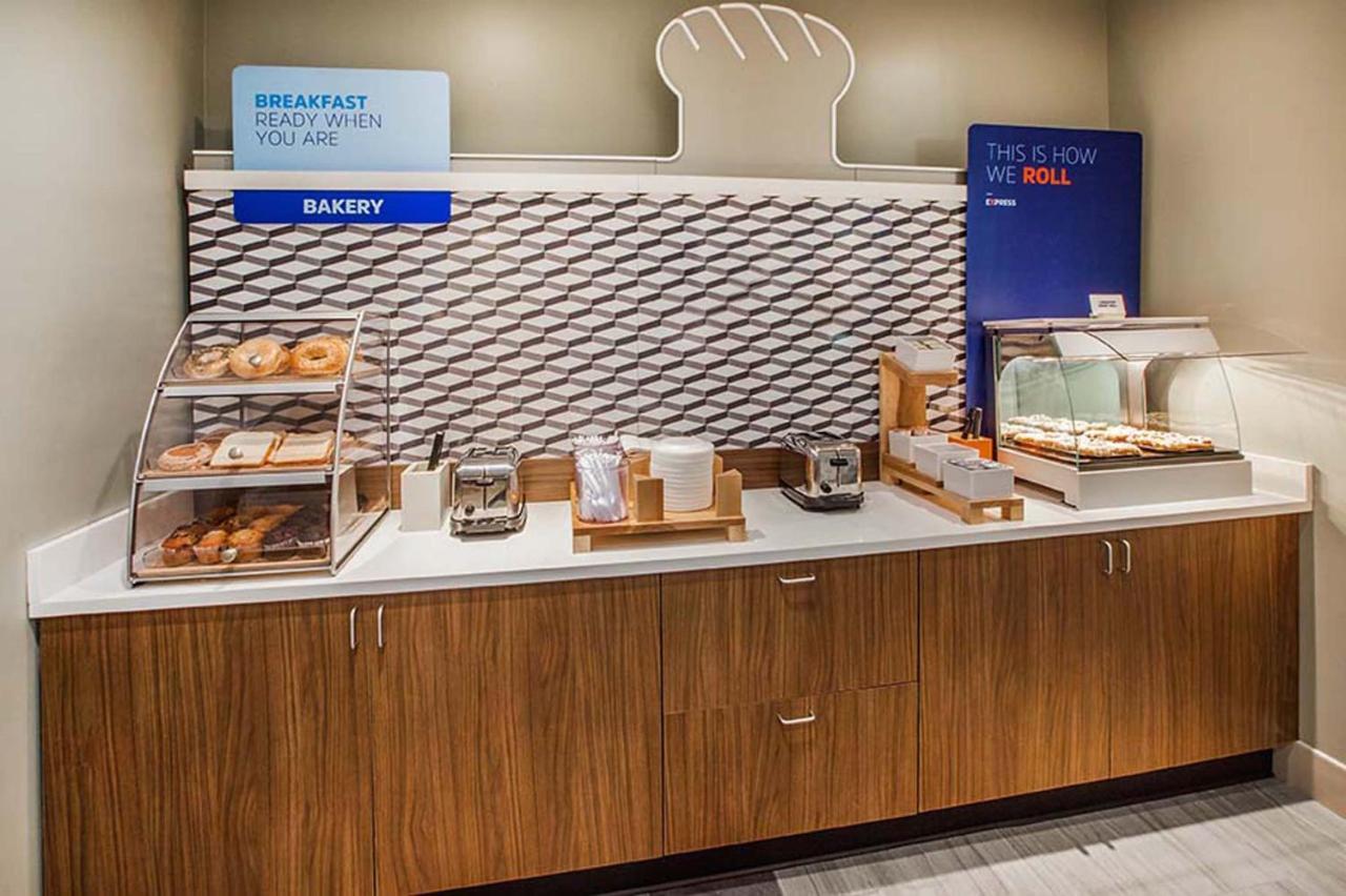 Holiday Inn Express Des Moines-At Drake University, An Ihg Hotel المظهر الخارجي الصورة