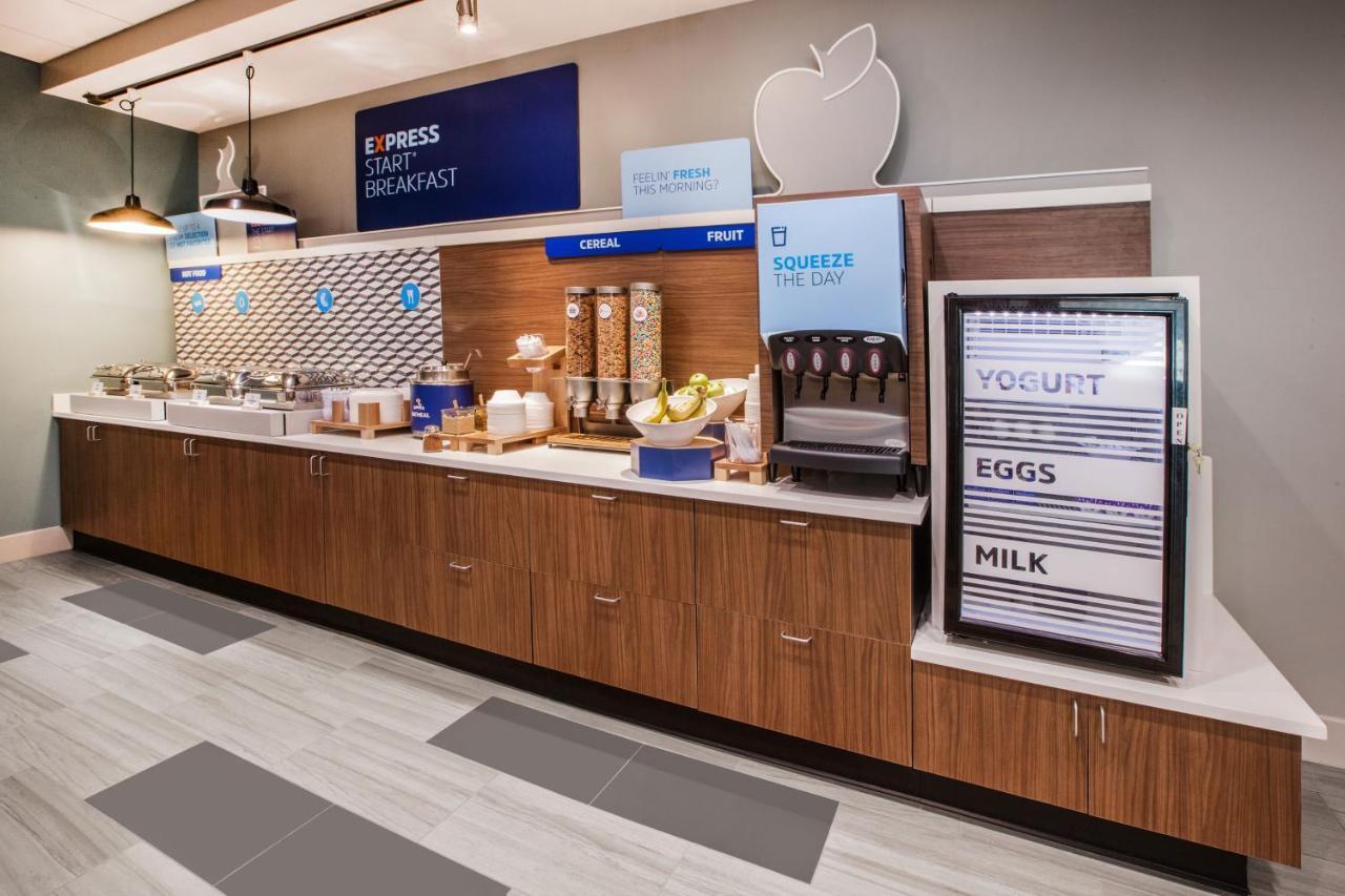 Holiday Inn Express Des Moines-At Drake University, An Ihg Hotel المظهر الخارجي الصورة