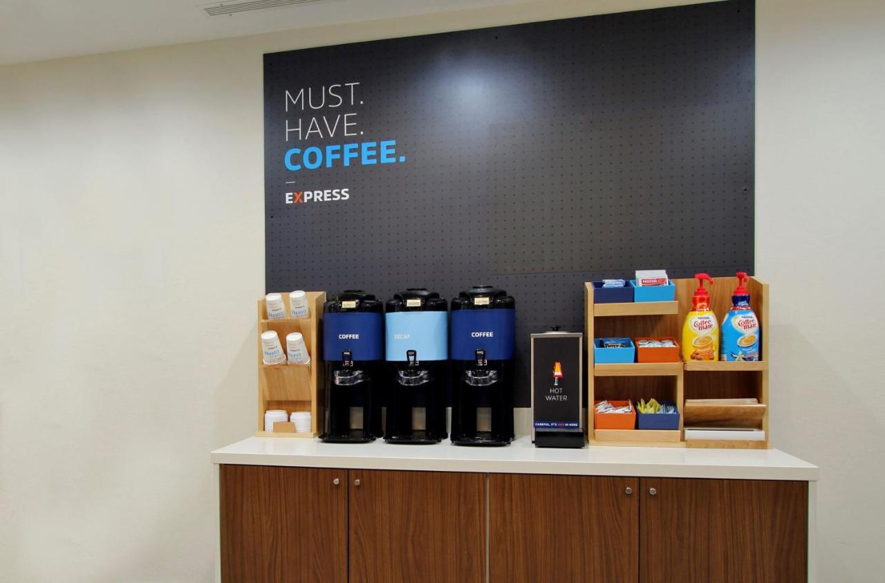 Holiday Inn Express Des Moines-At Drake University, An Ihg Hotel المظهر الخارجي الصورة