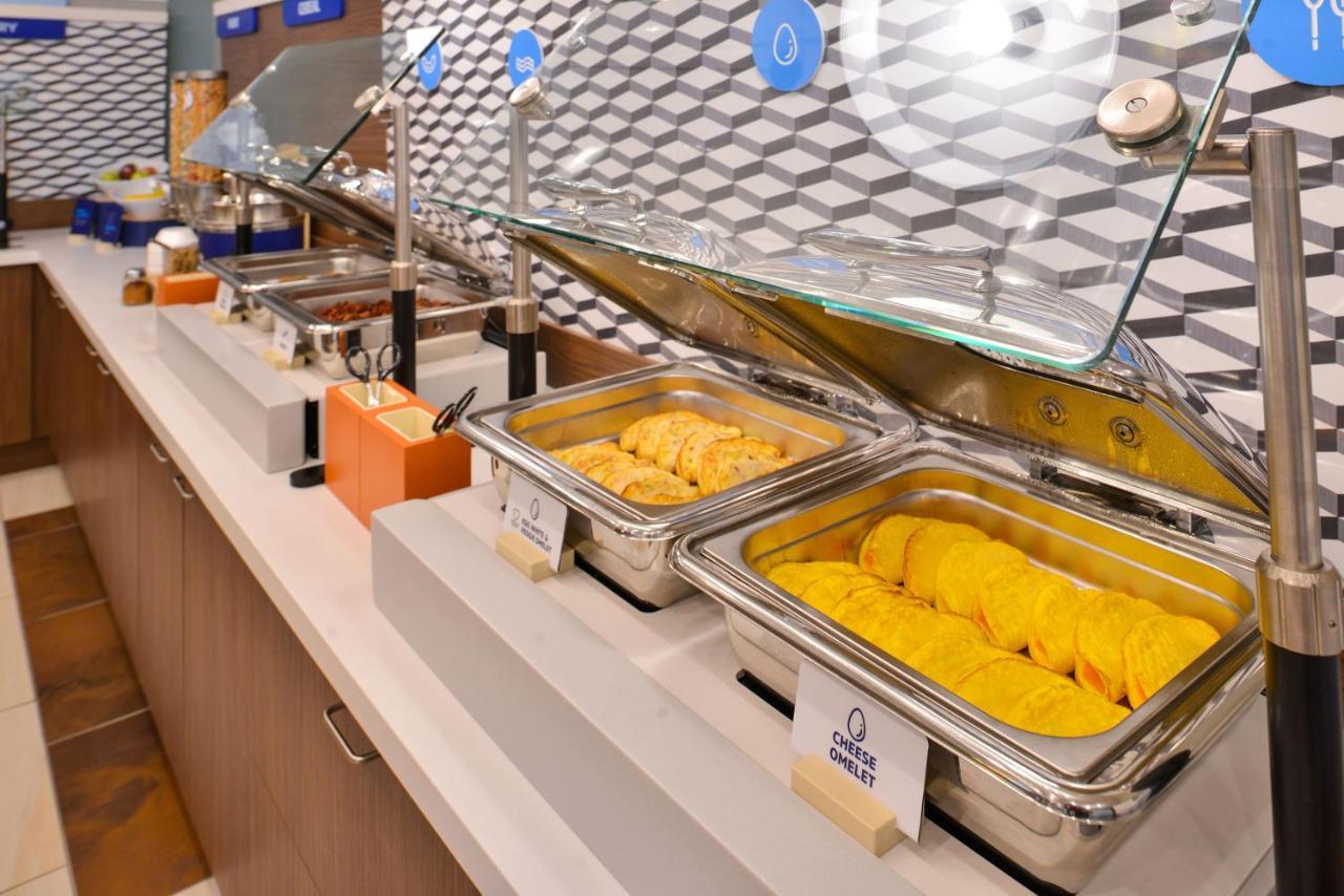 Holiday Inn Express Des Moines-At Drake University, An Ihg Hotel المظهر الخارجي الصورة