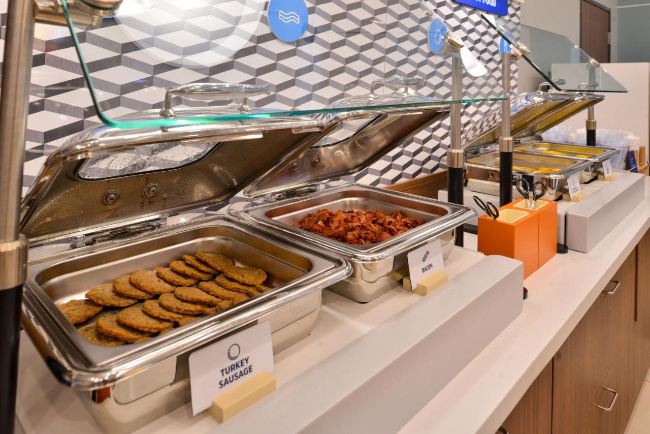 Holiday Inn Express Des Moines-At Drake University, An Ihg Hotel المظهر الخارجي الصورة